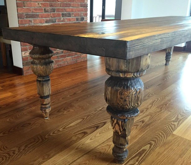 Stylowy stół z rzeźbionymi nogami